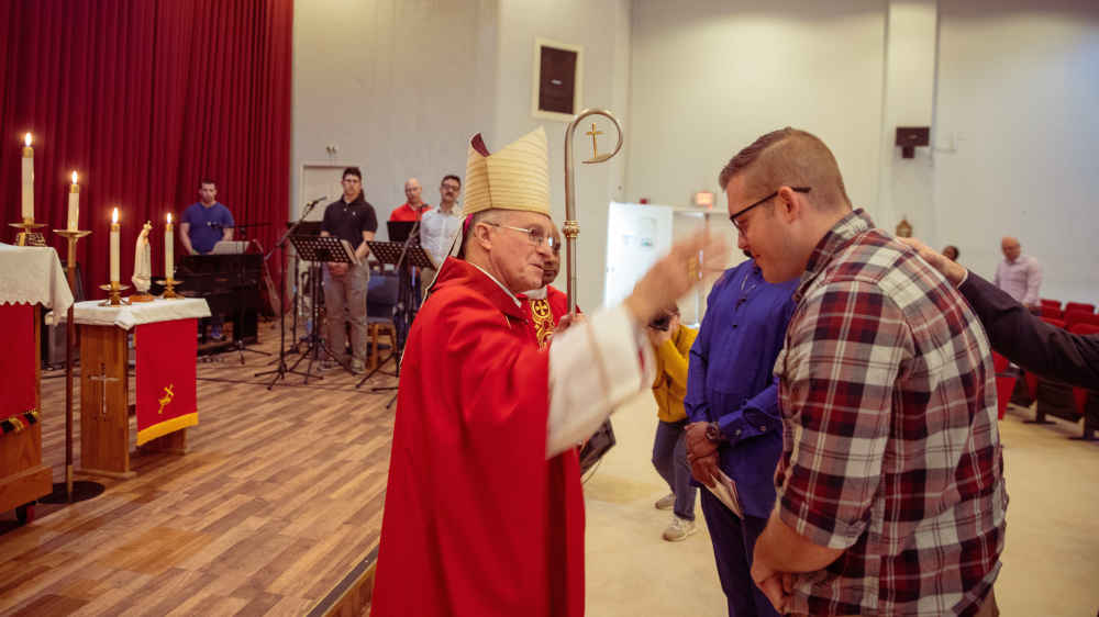 Der römisch-katholische Erzbischof Timothy Broglio spendet das Sakrament der Firmung