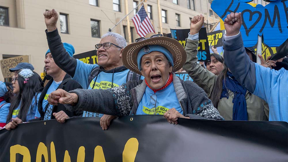 9. November 2024, New York, USA: Einwanderer und Aktivisten nehmen an einer Kundgebung gegen die Trump-Regierung und seine Vorschläge zu Massenabschiebungen