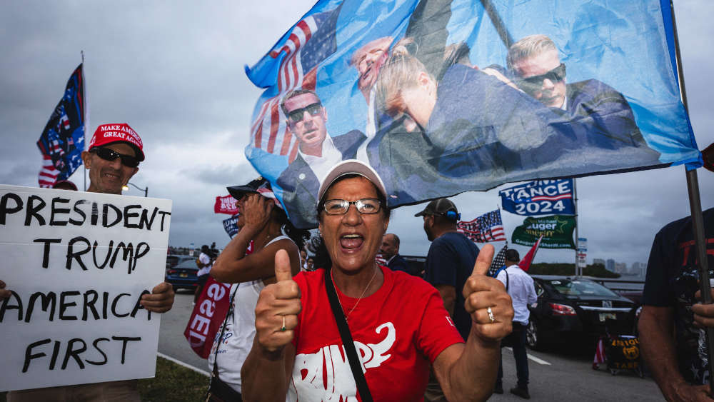 Trump-Anhänger versammeln sich vor seinem Anwesen in Mar-A-Lago, während sie auf die endgültigen Ergebnisse der Präsidentschaftswahlen 2024 warten