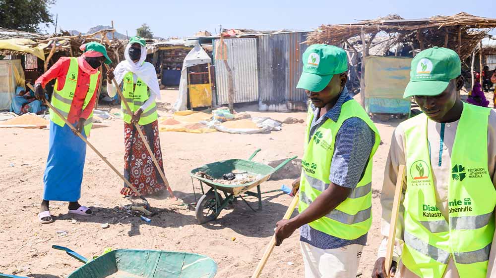 Reinigungskomitees säubern das Flüchtlingscamp Arkoum von Unrat, um so die Hygienebedingungen zu verbessern