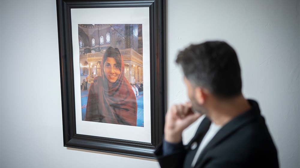 Es tut noch immer weh: Dogus Albayrak, der Bruder von Tugce Albayrak, schaut auf ein Foto seiner Schwester