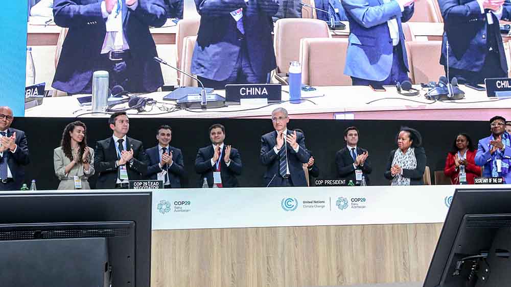 Klatschen für den Kompromiss: Die Teilnehmer der Weltklimakonferenz applaudieren sich selbst