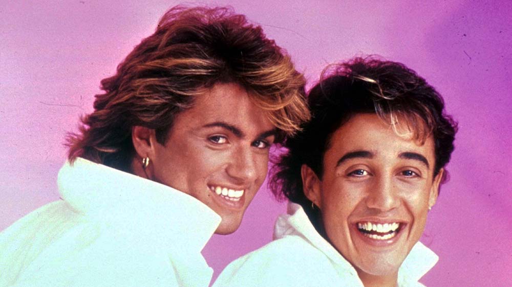 Wham mit George Michael (li.) und Andrew Ridgeley singen "Last Christmas" auf weniger Weihnachtsmärkten