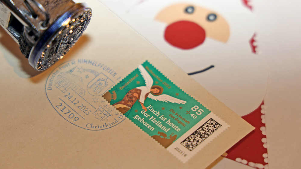 Ehrenamtliche des Weihnachtspostamtes im niedersächsischen Himmelpforten beantworten Tausende von Briefen