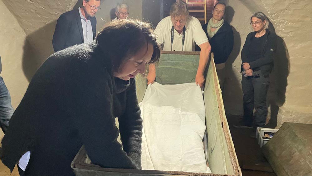 Regina (li) und Andreas Ströbl bei der Rückbettung in der Gruft Ludwigsburg