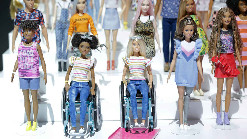 Inklusives Spielzeug, wie die Barbie im Rollstuhl, ist im allgemeinen Handel schwer erhältlich