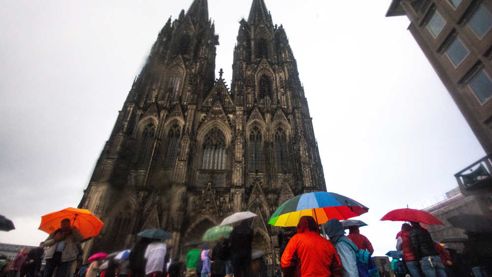 Feier zum 100. Geburtstag von Deckenpitter, der Glocke des Doms in Köln:  Tausende Menschen versammeln sich vor dem Roncalliplatz und lauschen dem Glockenkonzert im Rahmen der Feierlichkeiten zum 100. Geburtstag der Kirchenglocke „ Decken Pitter“ am 5. Mai 2023