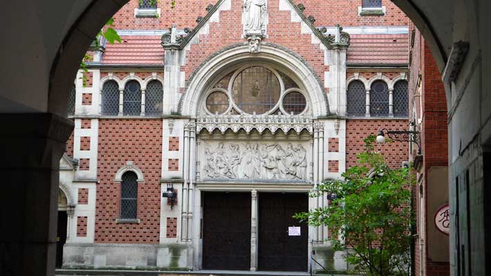 Image - Junge Muslime reinigen Kirche von antisemitischen Schmierereien