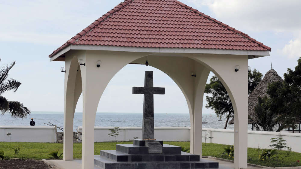 Kreuz an der Stelle, an der die ersten Missionare an Land gegangen sind, hier in Bagamoyo Tansania