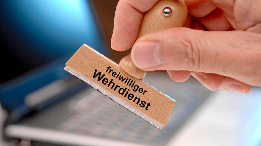 Die evangelische Kirche soll Beratungsangebote für junge Menschen zum neuen Wehrdienst aufbauen