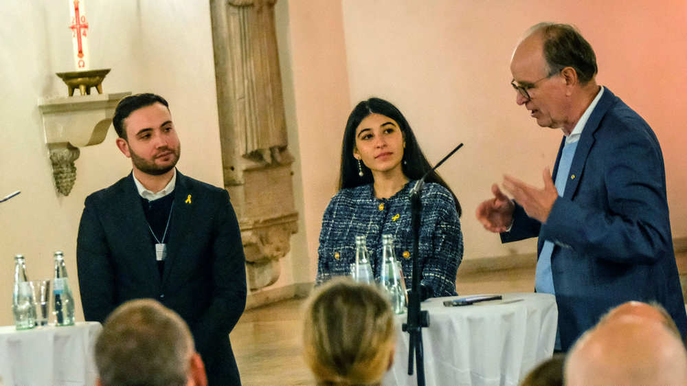 Ruben Gerczikow, Esther Belgorodski und Landesbischof Ralf Meister diskutieren bei einer Veranstaltung im Hanns-Lilje-Forum über jüdisches Leben in Deutschland