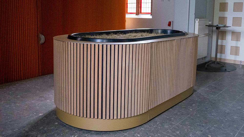 Im Reerdigungsbehälter zersetzt sich der Leichnam zwischen Klee, Lupine und Stroh