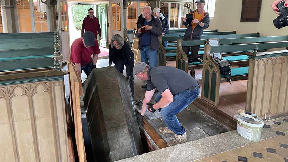 Der wertvolle Sarg wird nach dem Restaurieren wieder an seinen Bestimmungsort gebracht