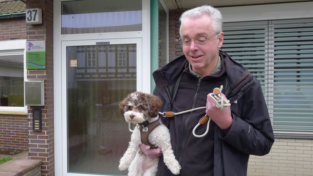 Stefan Voss ist ehrenamtlicher Trauerbegleiter. Hin und wieder wird er von seiner Hündin Yara bei der Arbeit unterstützt.
