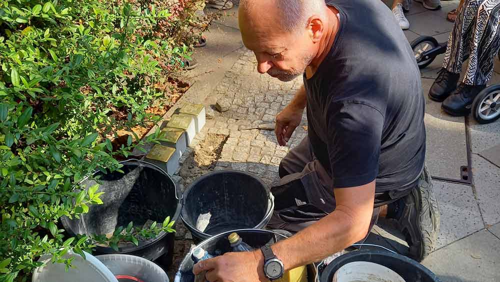 Die vier Stolpersteine, die im September in der Bernauer Straße 96 verlegt wurden, erinnern an die Familie Moddel