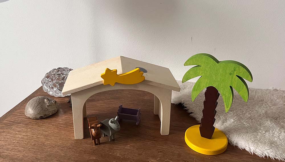 Noch ist nicht viel los in Angelas Krippe: Aber nach und nach kommen Figuren und Stroh dazu