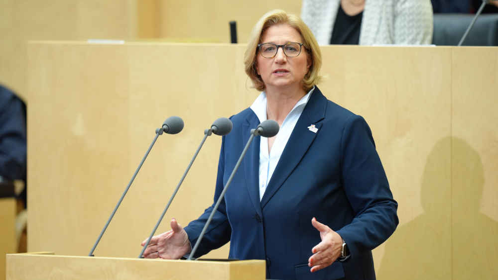 Bundesratspräsidentin Anke Rehlinger (SPD) äußert sich besorgt über die anhaltende Diskriminierung der Minderheiten