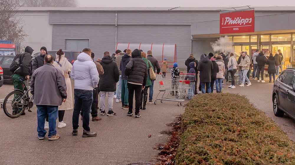 Wer's mag: Vor Geschäften mit Böllern bilden sich lange Schlangen