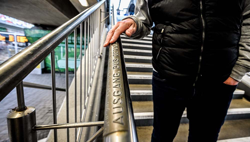 Die Blindenschrift erleichtert blinden Menschen den Alltag