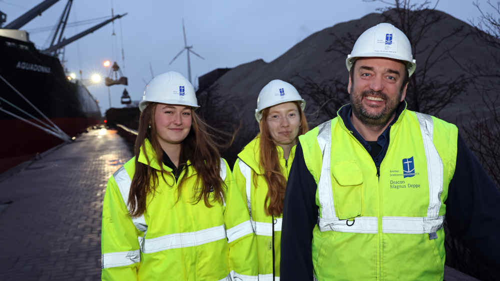 Marje Altenfelder, Vanessa Kamrath und Seemannsdiakon Magnus Deppe (von links) von der Bremer Seemannsmission