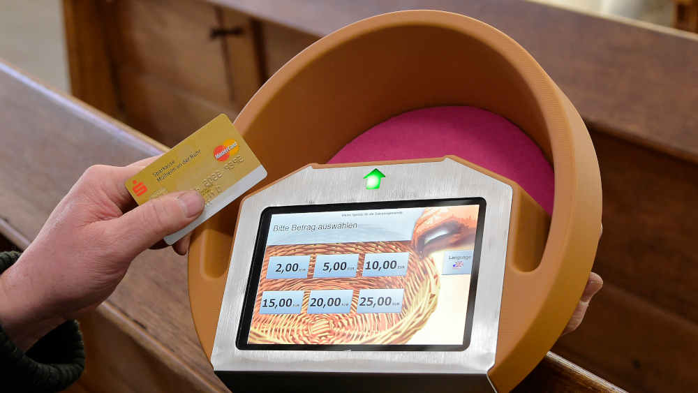 Digitaler Kollektenkorb in der evangelischen Salvatorkirche in Duisburg