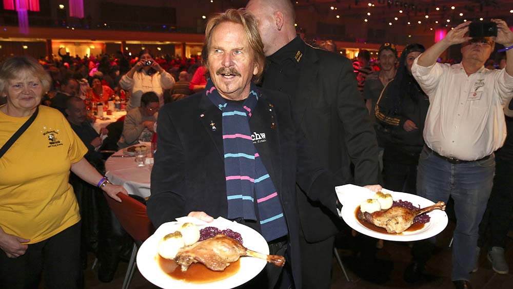 Frank Zander tischt im Berliner Hotel Estrel wieder für Obdachlose auf