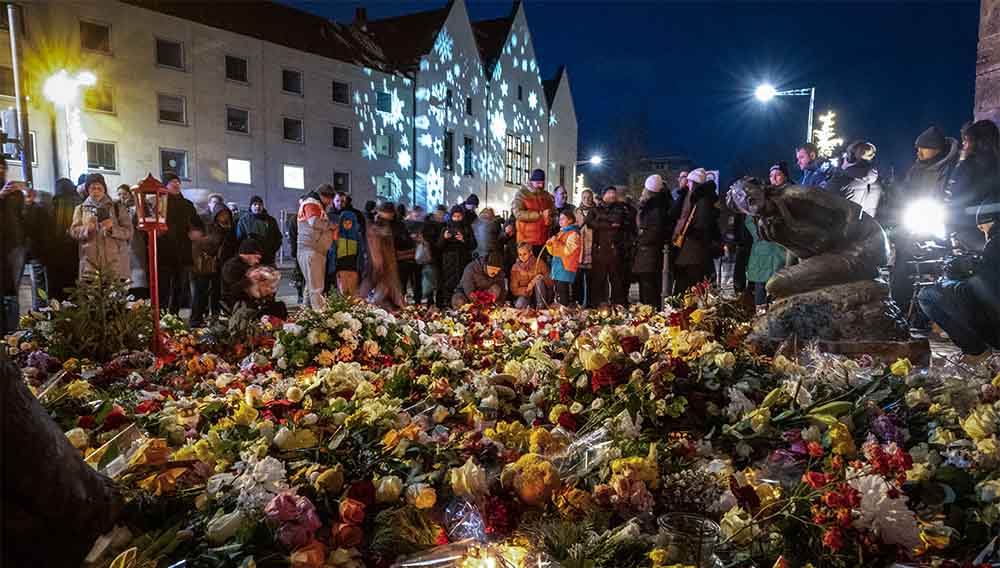 Nach dem Anschlag auf den Weihnachtsmarkt legten viele Menschen Blumen am Eingang der St.-Johannis-Kirche in Magdeburg nieder