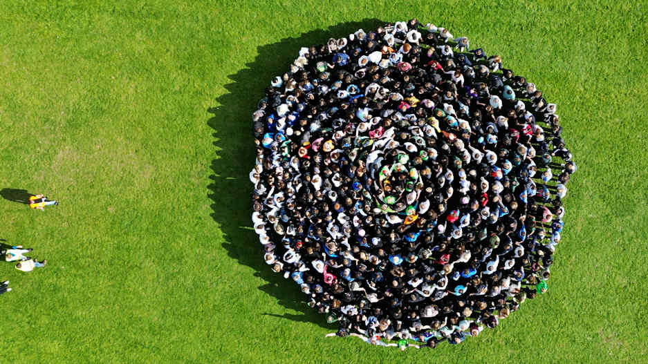 Image - Skurriler Rekord: Jugendliche schaffen größte Gruppenumarmung der Welt