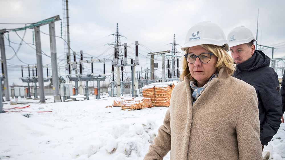 Entwicklungsministerin Svenja Schulze (SPD) besichtigt auf ihrer Reise ein Umspannwerk nördlich von Kiew