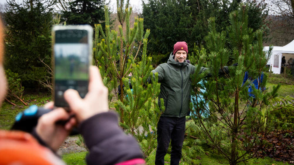 Franzika und Roland Ziegler suchen sich einen passendenden Weihnachtsbaum aus. Das Foto ist fuer die Tochter zu Hause, die mitentscheiden soll