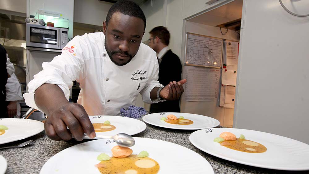 Fernsehkoch Nelson Müller hat ein Buch veröffentlicht