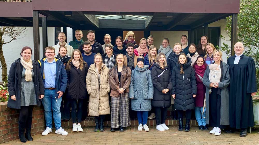 Pfarrer Fritz Pinne (re.) hat neuen Religionslehrkräften aus Niedersachsen die Urkunden überreicht