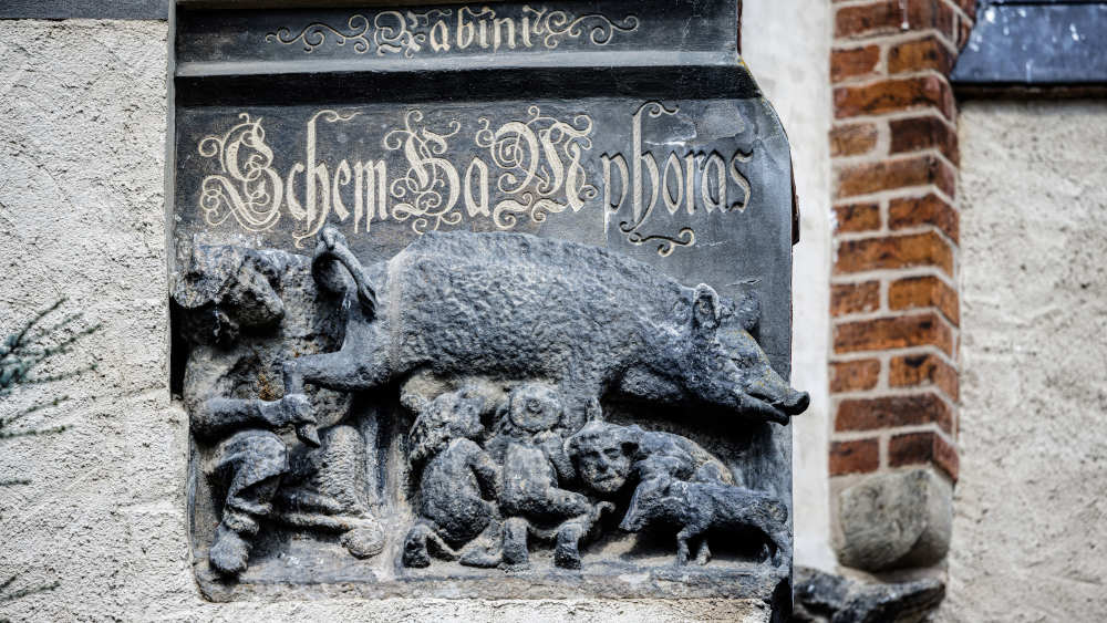 Die Stadtkirchengemeinde Wittenberg entwickelte die „Stätte der Mahnung" zur mittelalterlichen Schmähplastik „Judensau“ an der Stadtkirche St. Marien