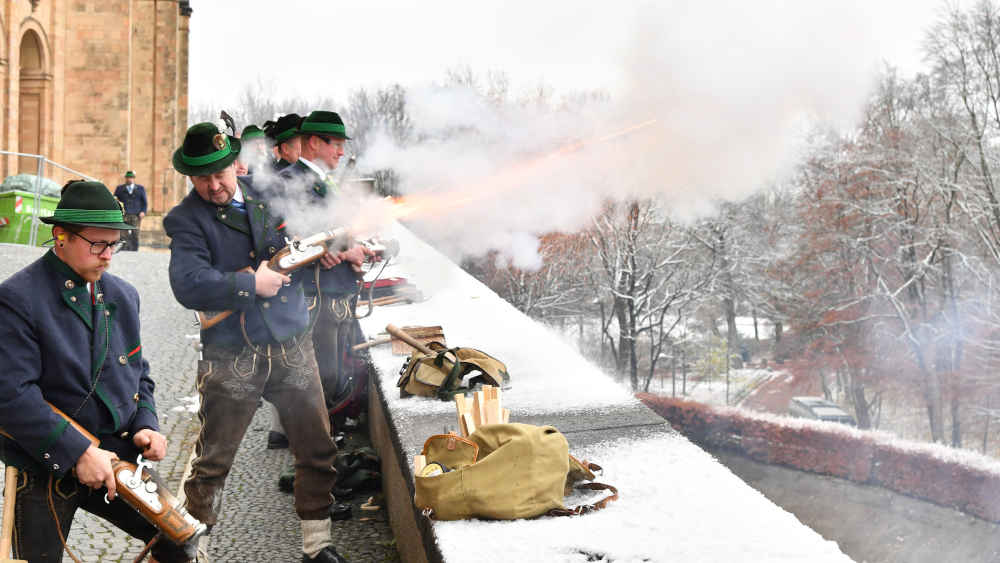 Die Weihnachtsschützen legen los, um das Christkind auf ihre Weise zu begrüßen