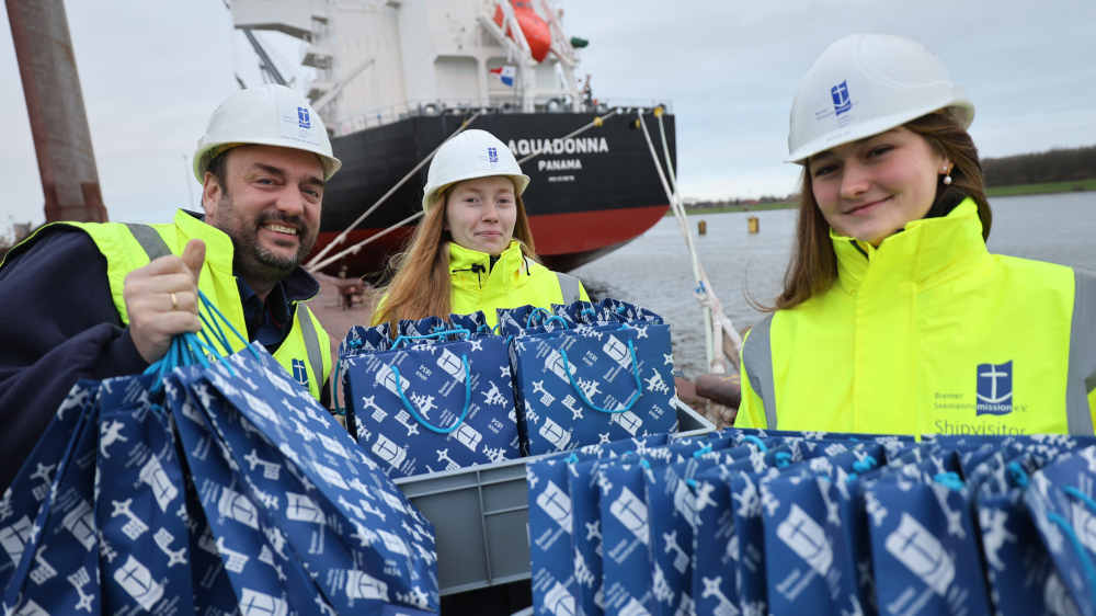 Die Bremer Seemannsmission besucht im Hafen von Bremen den Erzfrachter „Aquadonna“