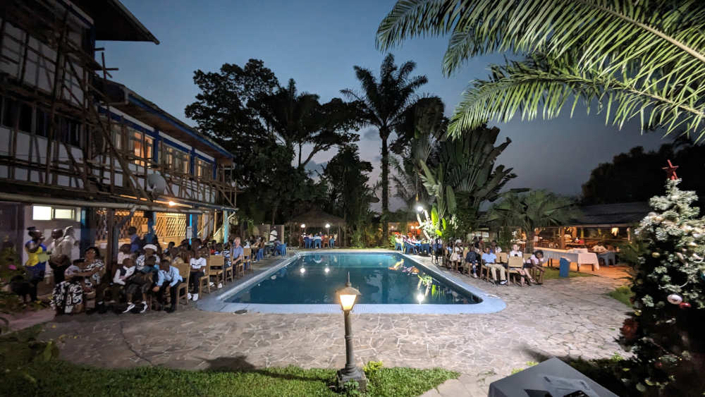 Unter Palmen feiern Seeleute in der Seemannsmissions-Station in Douala, Kamerun, Weihnachten (Archiv)