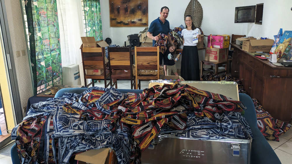 Das Ehepaar Ina und Klaus Bammann packt 400 selbstgemachte Weihnachtstaschen fuer Bordbesuche, gefuellt u.a. mit Kalendern, gebrannten Erdnuessen, selbstgebackenen Plaetzchen und T-Shirts, die dann eine Woche vor Weihnachten auf Bordbesuchen im Hafen von Douala, Kamerun, verteilt werden (Foto vom 17.12.2023)