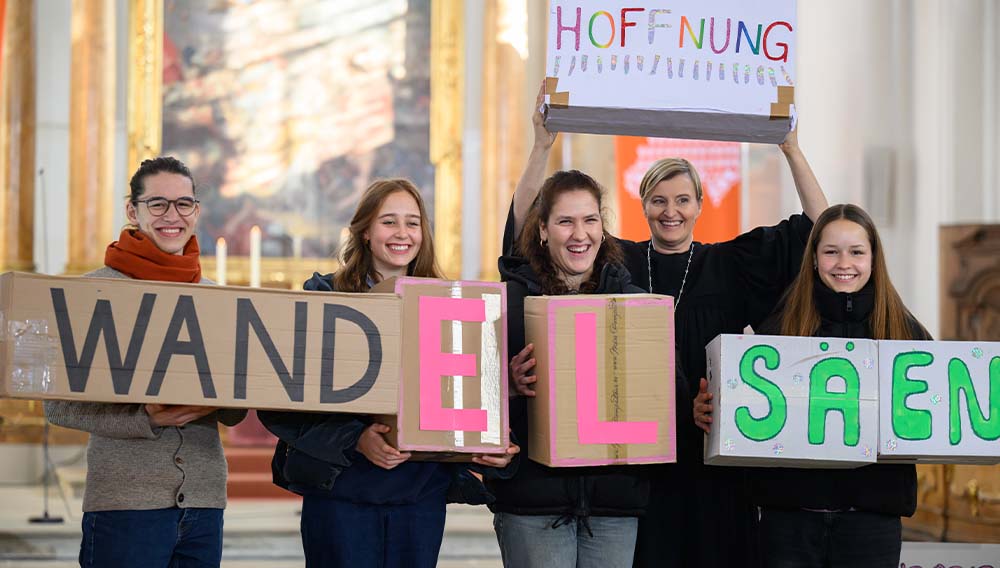 Vertreterinnen und Vertreter von Kirche und Diakonie haben in der Bamberger Stephanskirche zusammen mit "Brot für die Welt" die 66. Spendenaktion eröffnet