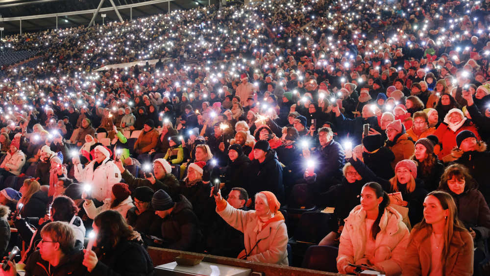 Rund 20.000 Menschen haben gemeinsam klassische und moderne Weihnachtslieder in in der Heinz-von-Heiden-Arena am Maschsee gesungen (Archivbild von 2023)