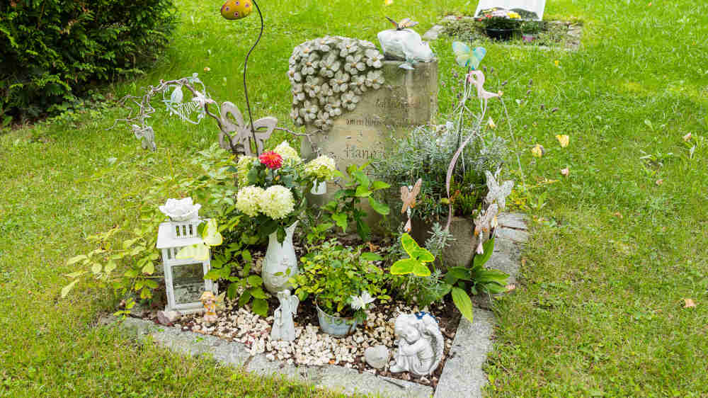 Schmetterlingsgrab für ein Sternenkind auf dem Friedhof 