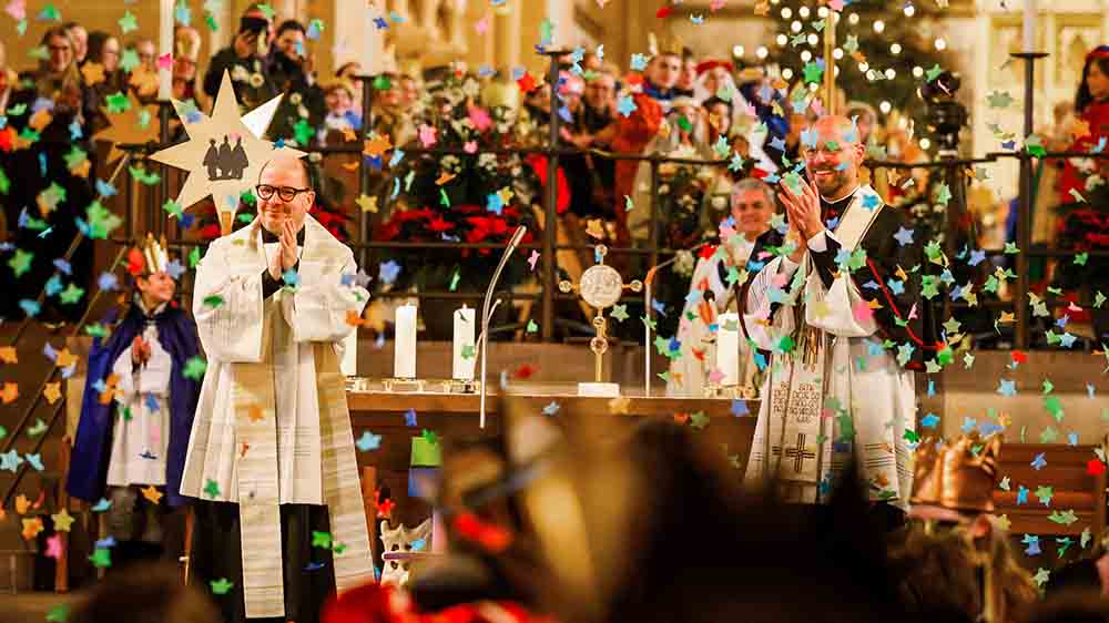 Konfetti für die Sternsinger regnete es im Gottesdienst zur Eröffnung der Aktion