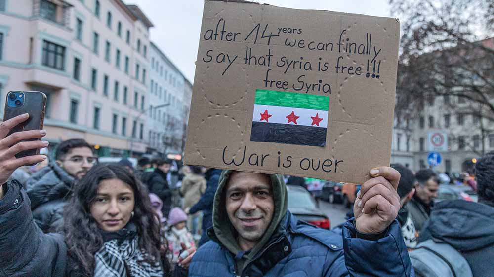 "Der Krieg ist vorbei" – diese syrischen Demonstrierenden freuen sich in Berlin