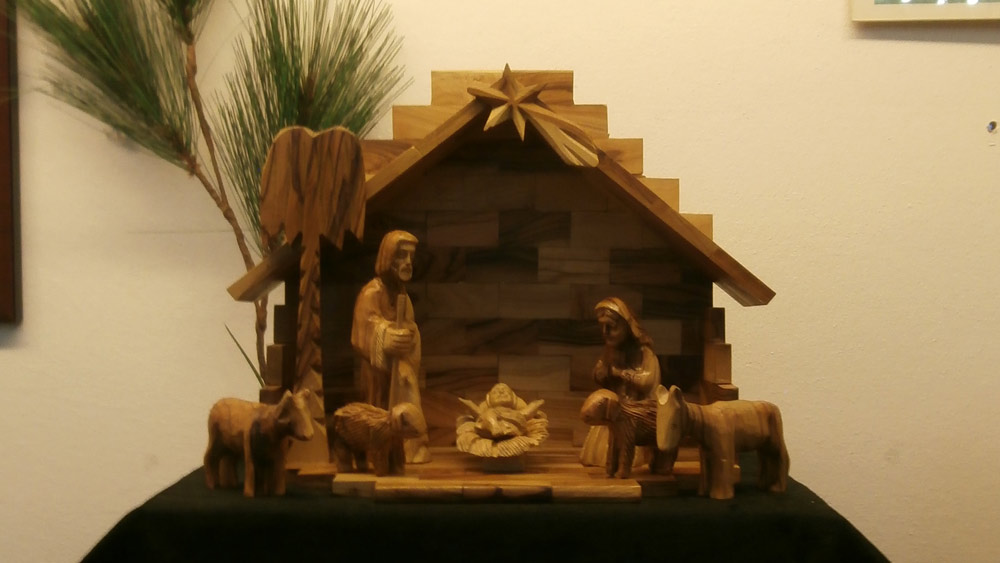 Eine Krippe, die ein Seemann in Bethlehem für Weihnachten an Bord gekauft hat.