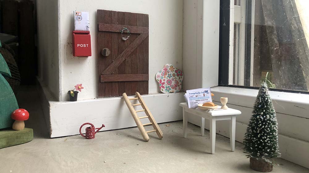 Zum Frühstück liest Oke sogar die Evangelische Zeitung. Natürlich im Miniaturformat.