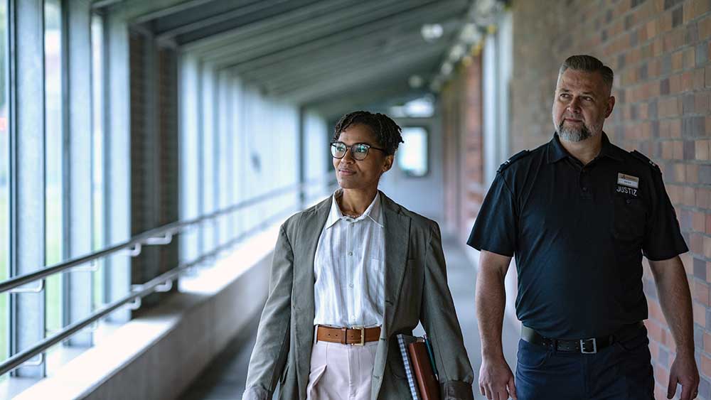 Psychiaterin Lydia (Cynthia Micas) auf dem Weg zu einem Klienten