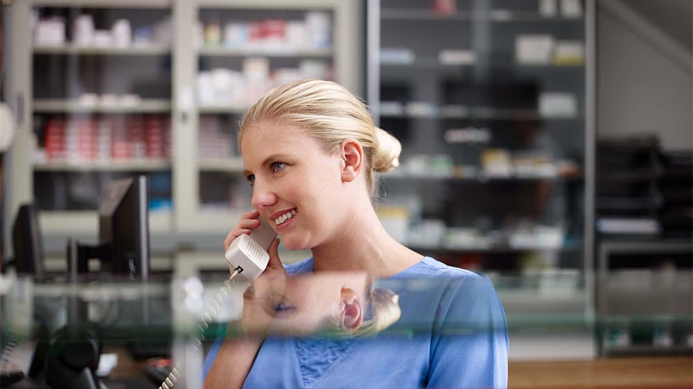 Eine Arzthelferin nimmt Terminanfragen entgegen: Die Realität sieht leider oft anders aus