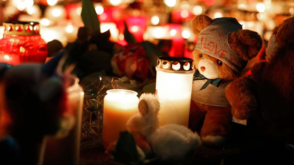 Kuscheltiere und Blumen haben die Menschen in Aschaffenburg niedergelegt