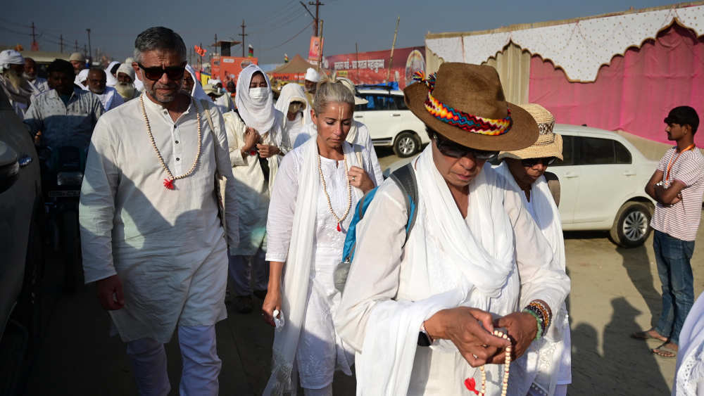 Ausländische Touristen kommen während des Kumbh-Mela-Festivals am Zusammenfluss der Flüsse Ganges, Yamuna und mythischen Saraswati in Prayagraj in Sangam an