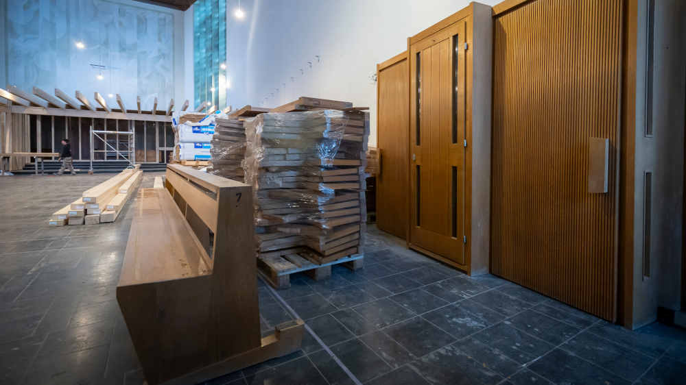 22 Tonnen Holz wurden angeliefert, die in der Kirche verbaut werden