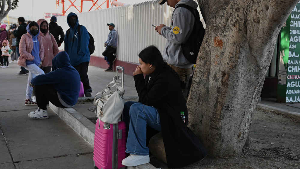 Mexikanische Asylsuchende warten am Grenzhafen El Chaparral in Tijuana